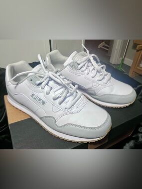 NIB! Fila Cress Distress Wo Sz 9 White grey, & gum sneakers